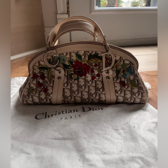 Dior Handbags - NEW PRICE Dior Diorissimo Floral Embroidered Trotter Purse